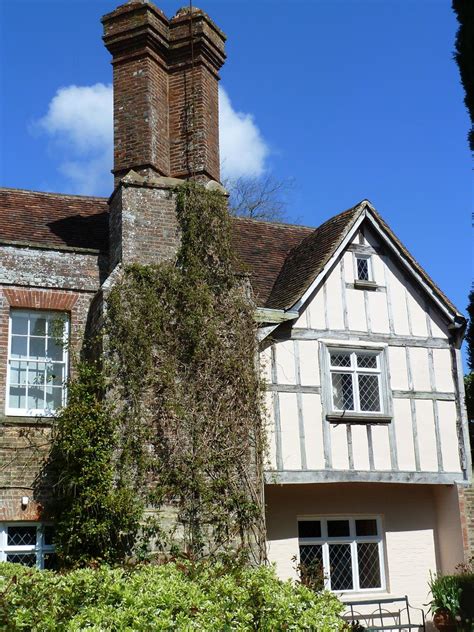 do tudor houses usually have chimneys/fireplaces|tudor style houses.